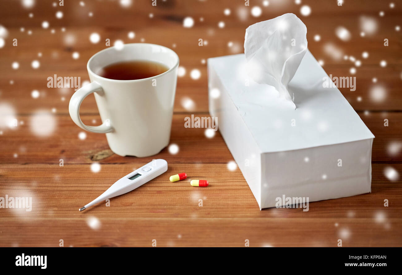 Tasse de thé, papier de lingettes et thermomètre avec pills Banque D'Images