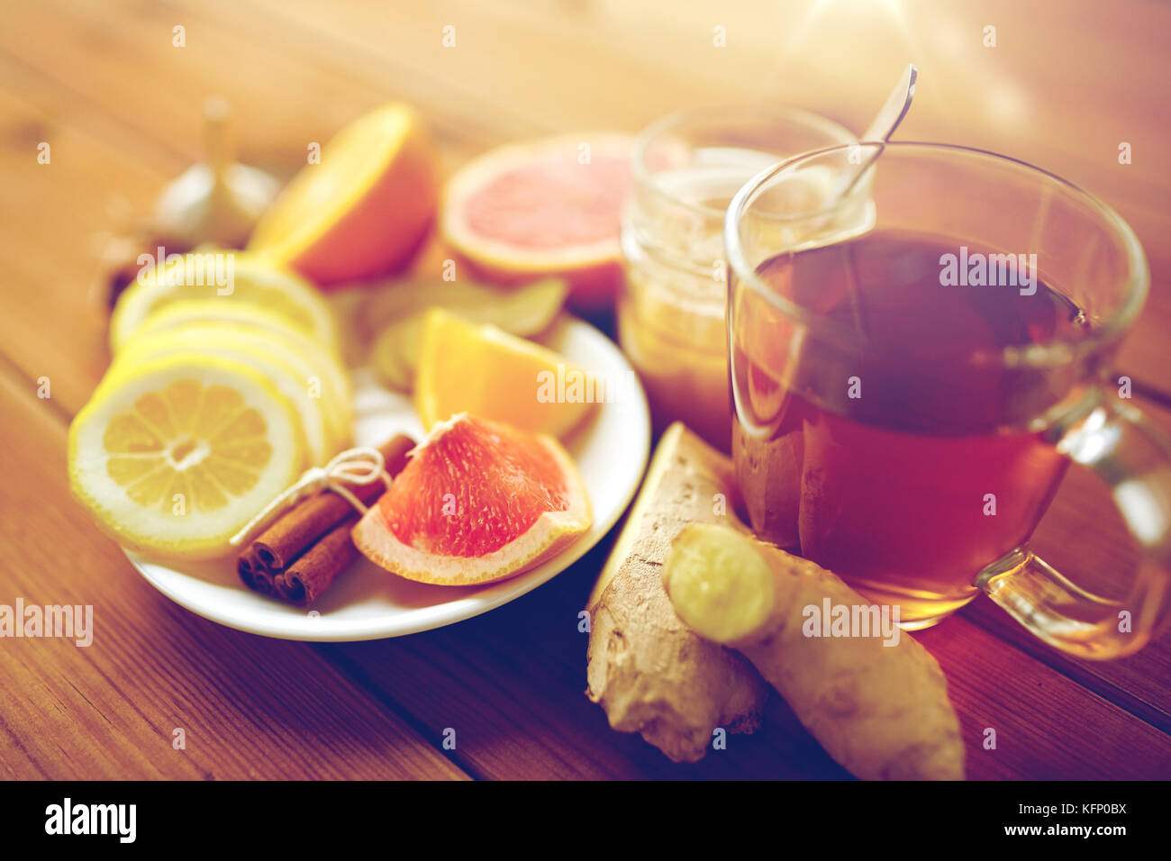Thé au gingembre avec du miel, d'agrumes et de cannelle sur bois Banque D'Images