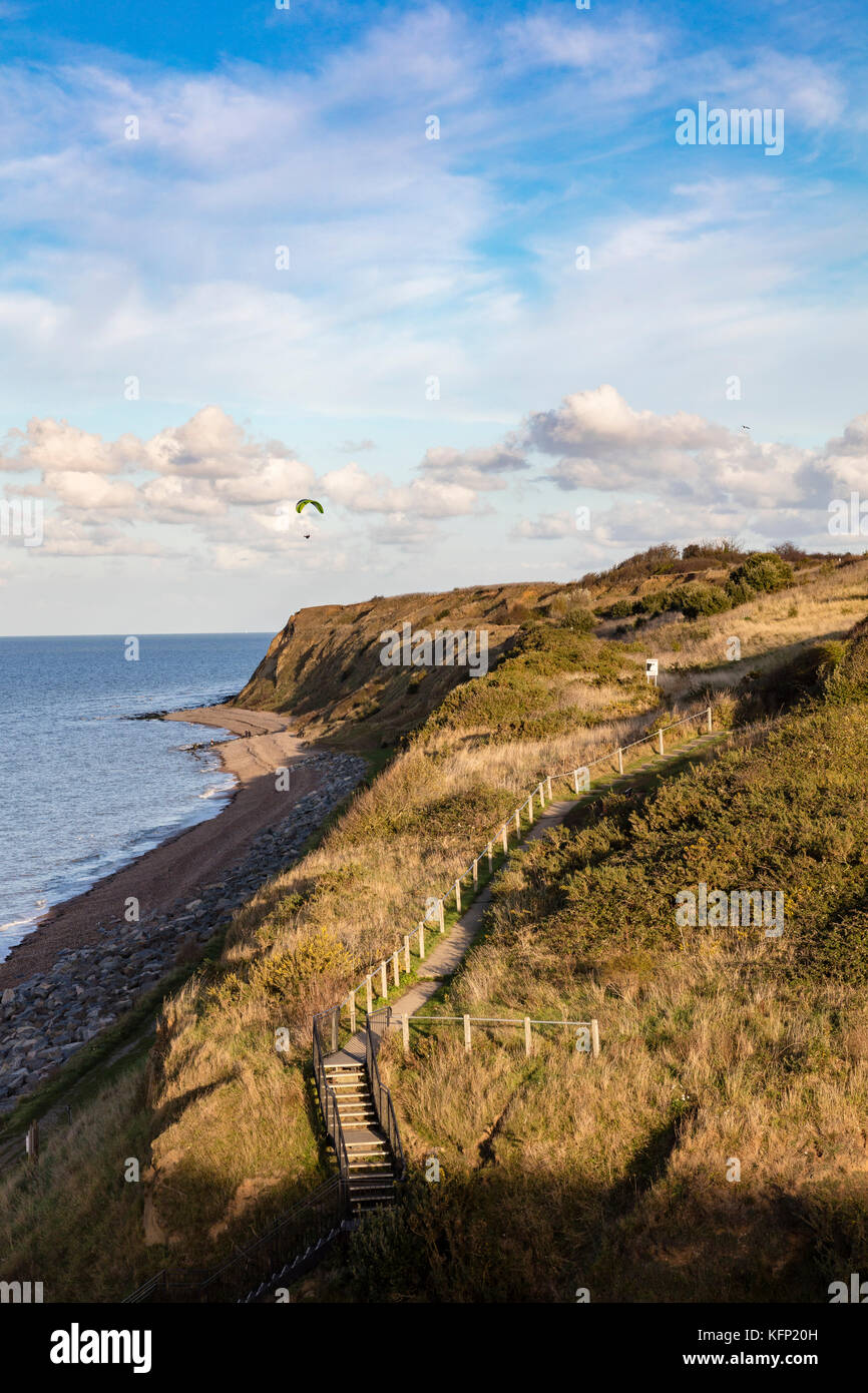 Les planeurs para profiter de la brise de terre qui leur ascenseur au-dessus des falaises à Bishopstone, Herne Bay, Kent, UK Banque D'Images