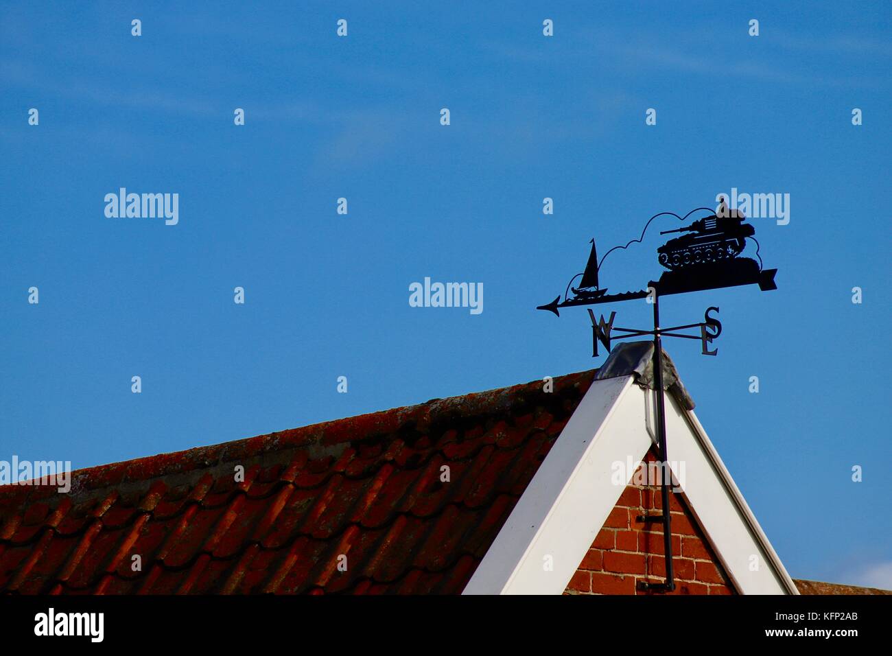 Girouette inhabituelle dotée d''un réservoir et un bateau à voile. vu sur une maison de Martlesham, Suffolk. Banque D'Images