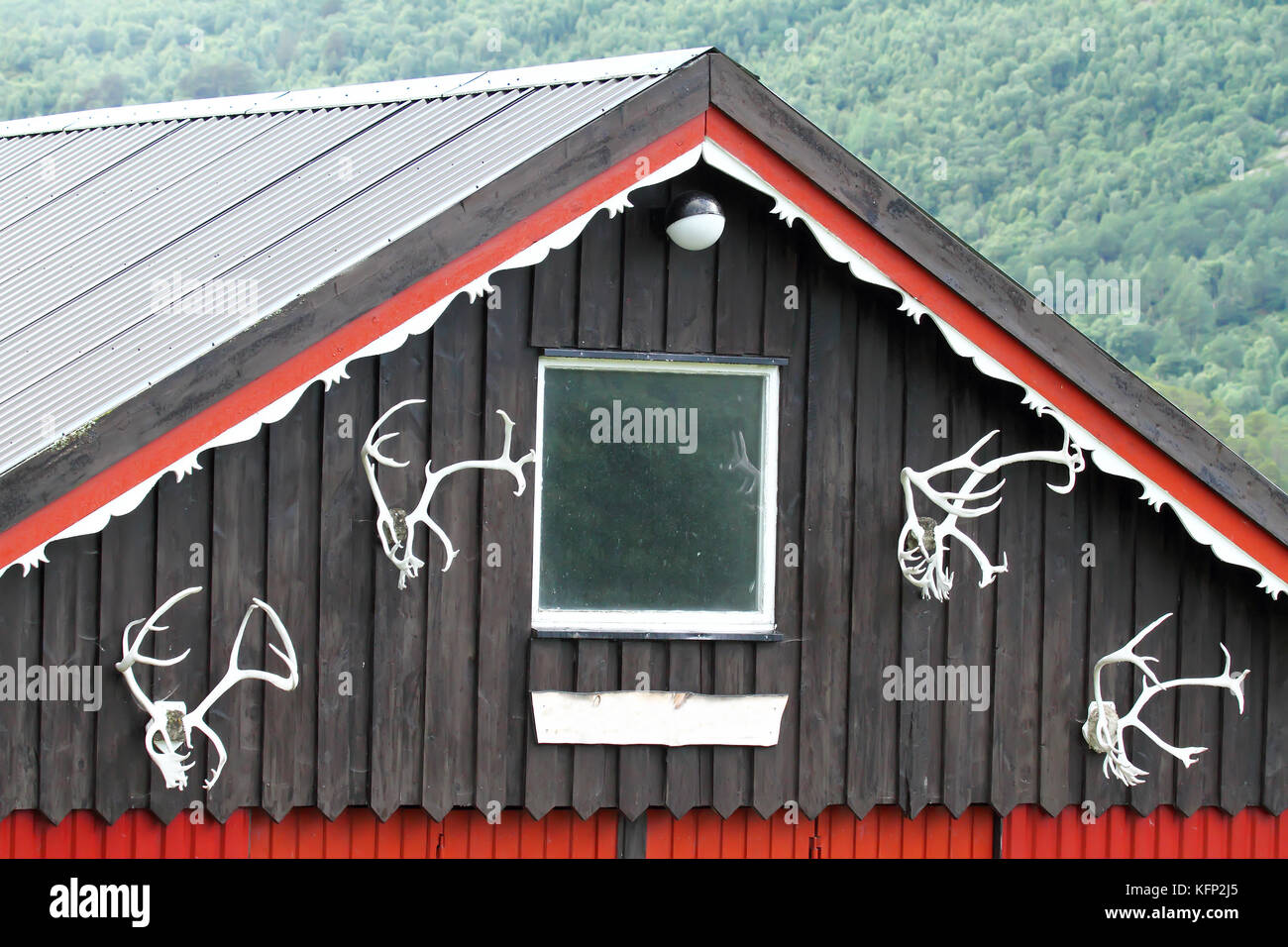 Reindeer antlers sur une façade en Norvège Banque D'Images