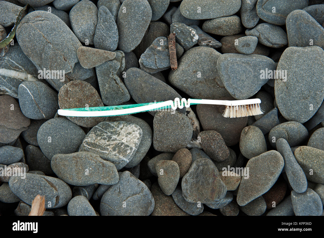 Une brosse à dents en plastique échoué sur une plage de l'île de Minorque en méditerranée Banque D'Images