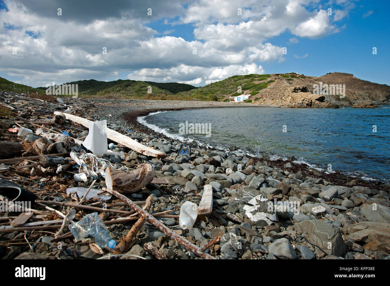 Lavé le plastique zoé avril portée par plage de l'île de Minorque en méditerranée Banque D'Images