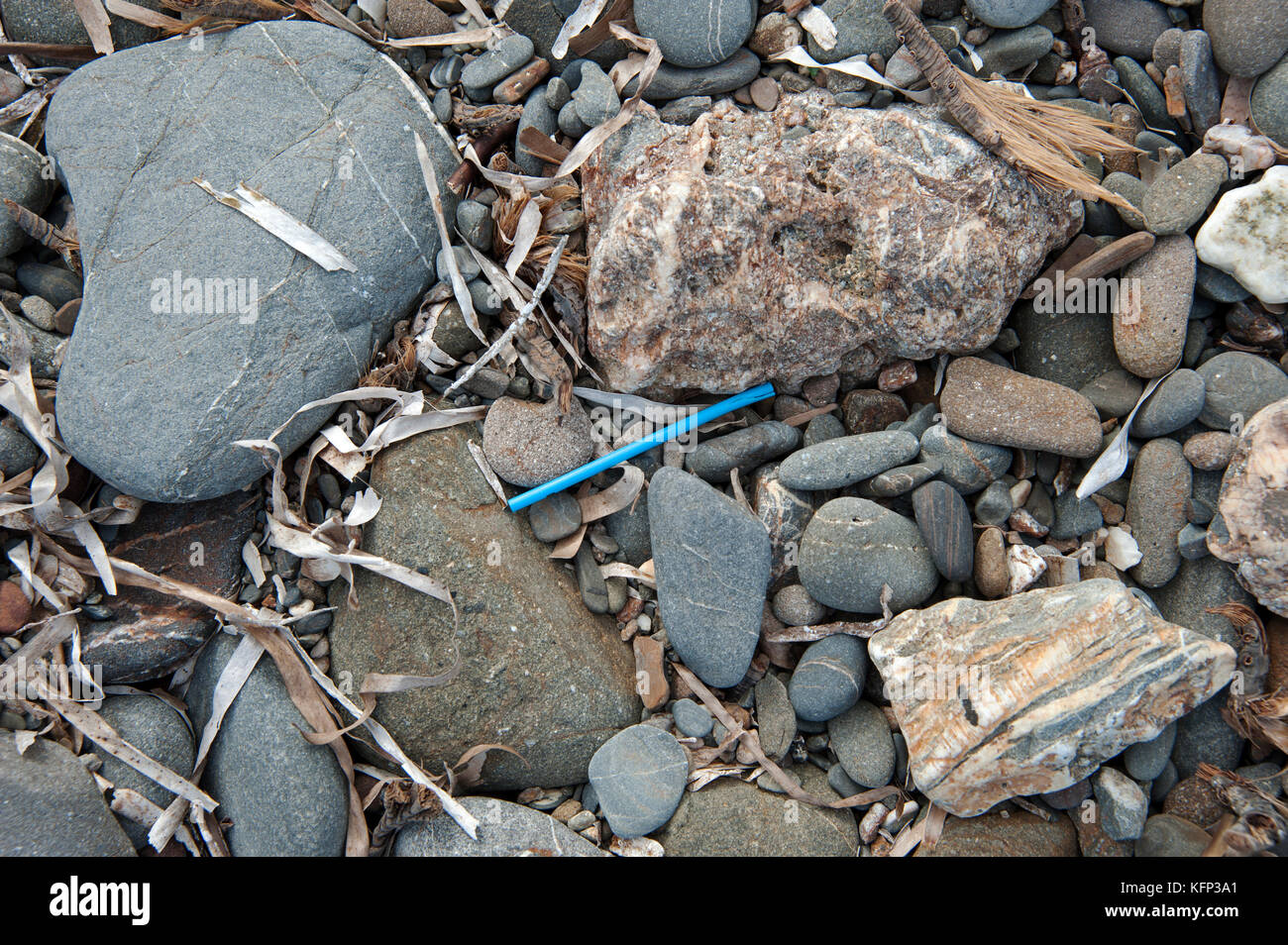 La litière de paille en plastique échouées sur une plage de l'île de Minorque en méditerranée Banque D'Images