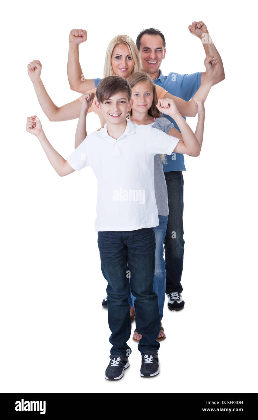 Portrait de famille heureuse avec deux enfants isolé sur fond blanc Banque D'Images