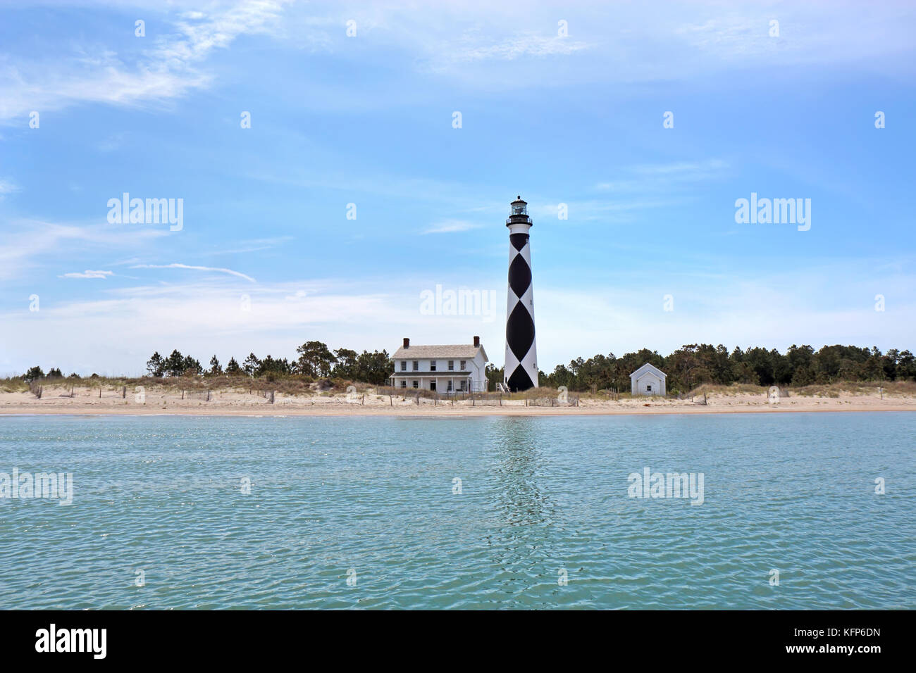 Cape Lookout Lighthouse sur le Sud de l'Outer Banks ou Crystal Coast of North Carolina vu de l'eau Banque D'Images