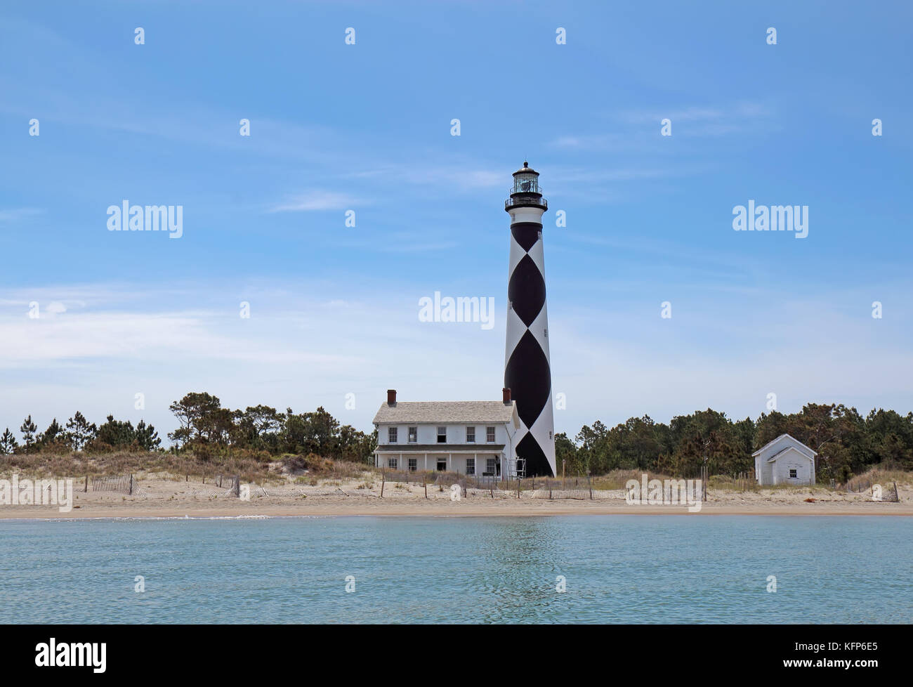 Cape Lookout Lighthouse sur le Sud de l'Outer Banks ou Crystal Coast of North Carolina vu de l'eau Banque D'Images