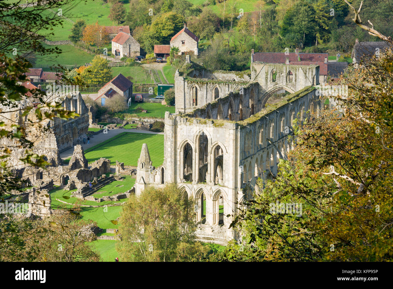Rievaulx Abbey et remote village près de Helmsley dans le Yorkshire du nord Banque D'Images