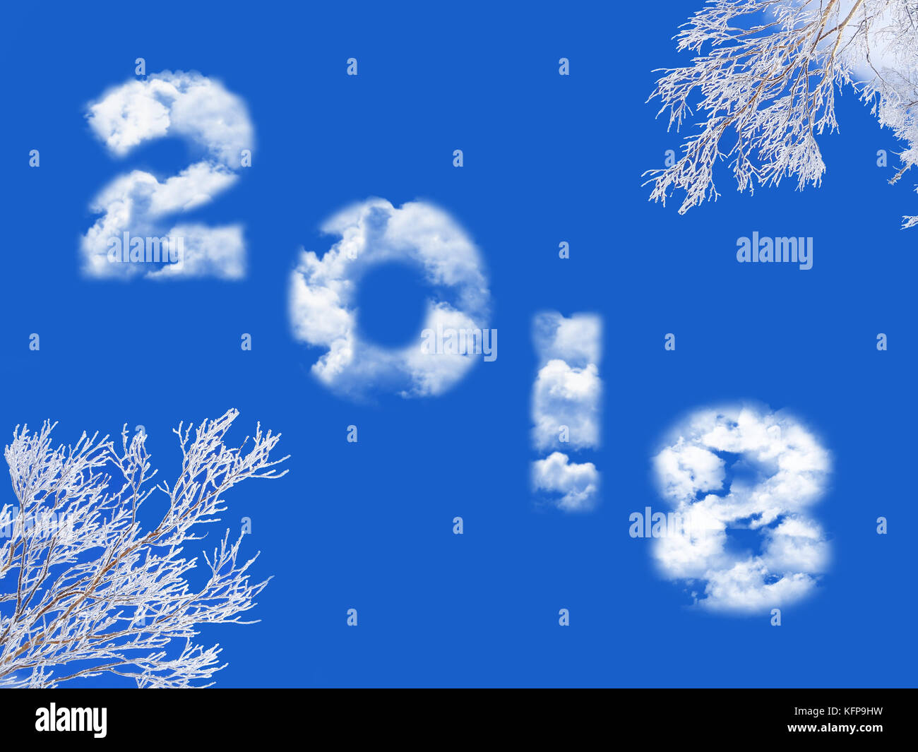 2018 écrit avec des nuages, ciel bleu et la neige des branches d'arbre Banque D'Images