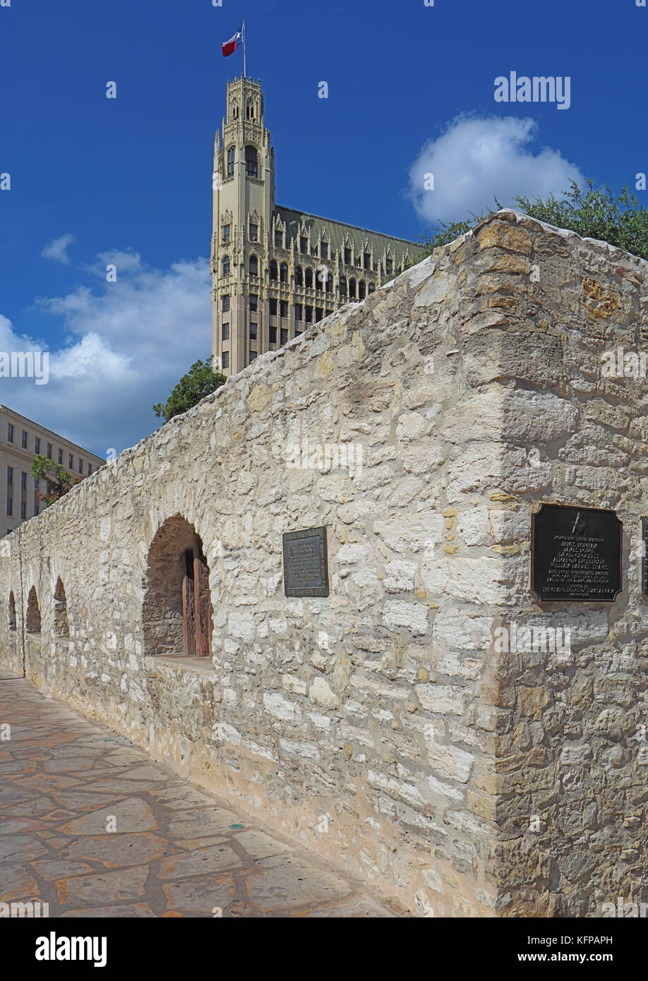 Mur de la baraque de l'Alamo mission avec l'Emily Morgan hotel historique dans l'arrière-plan dans le centre-ville de San antonio, texas Banque D'Images