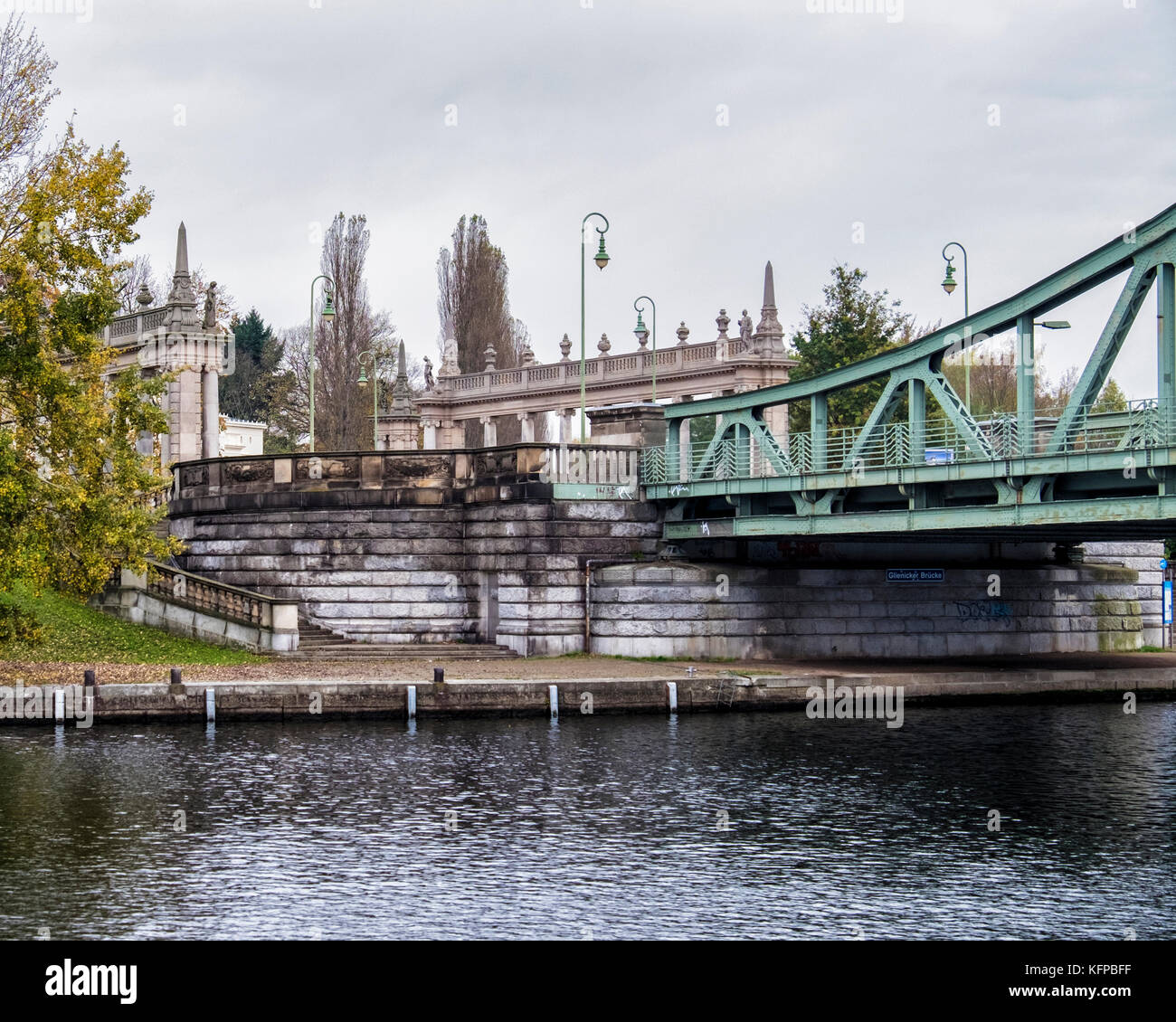 Berlin Glienicke Pont sur la Havel,half-timbered bridge avec structure en acier suspendu de sculptures par le sculpteur Stephan Walter Banque D'Images