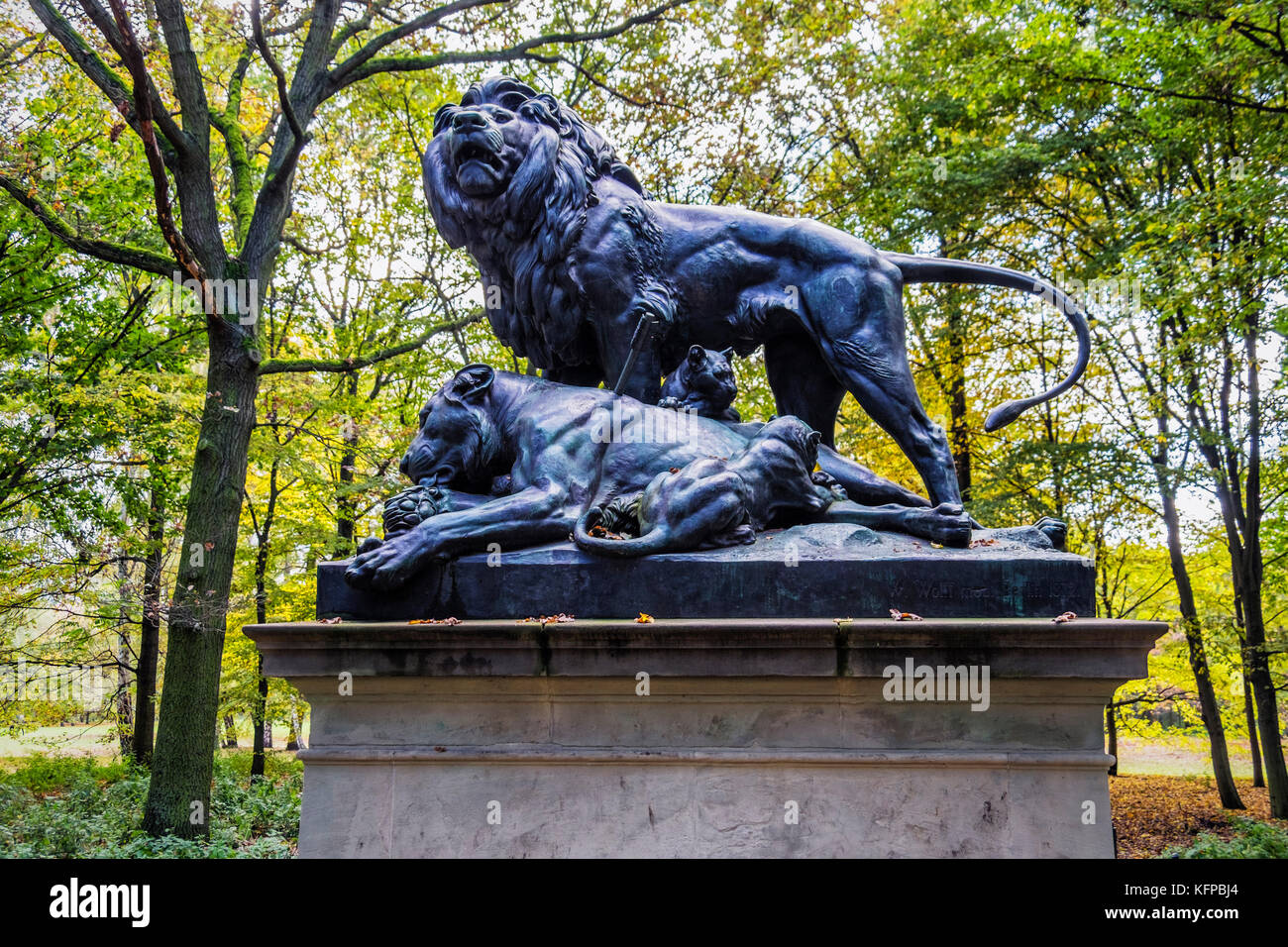 Berlin Mitte Tiergarten,,parc public.sculpture en bronze de groupe de lions - lion, lionne meurt et deux oursons par le sculpteur, Wilhem Wolff 1872 Banque D'Images