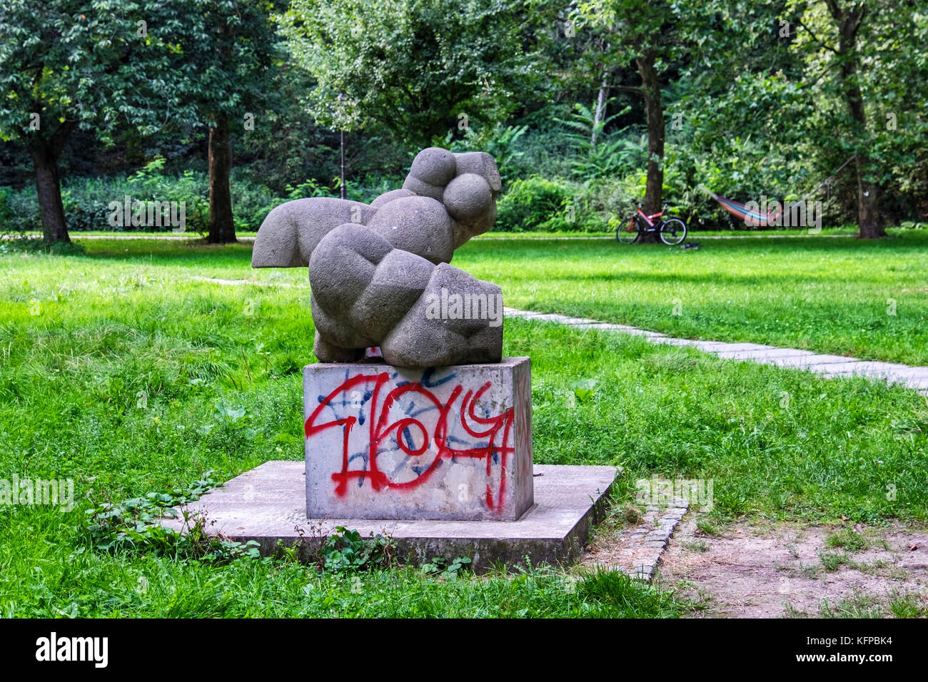 Berlin Volkspark Priedrichshain, parc public. Résumé de la sculpture sur pierre Banque D'Images