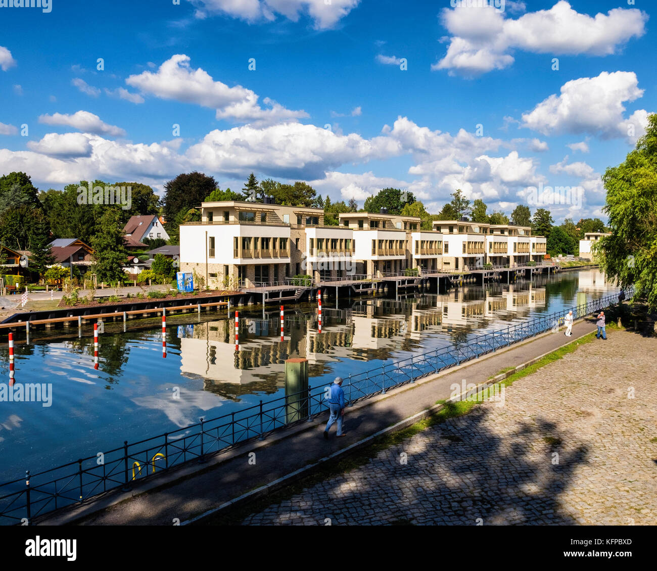 Le lac de Tegel Berlin,Angleterre,moderne,nouvelles maisons de luxe avec toiture terrasse et amarrage bateau salon sur l'île de Humboldt dans le canal de Tegel Banque D'Images