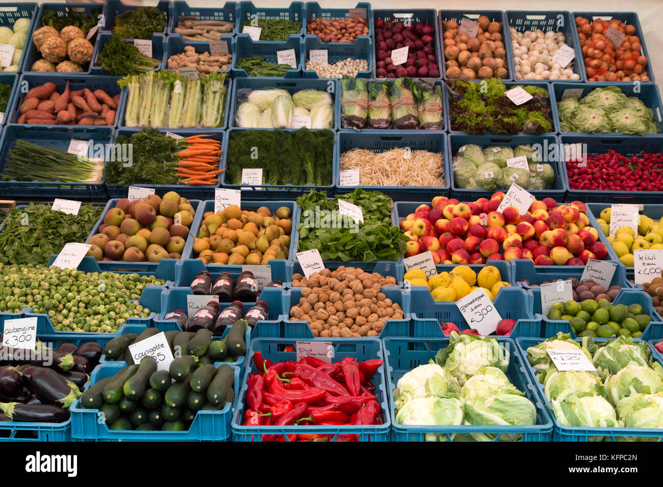 Les fruits et légumes en vente durant le jour du marché sur le Grote Markt,  à Breda, aux Pays-Bas. la place pavée se trouve dans le centre de la ville  Photo Stock -