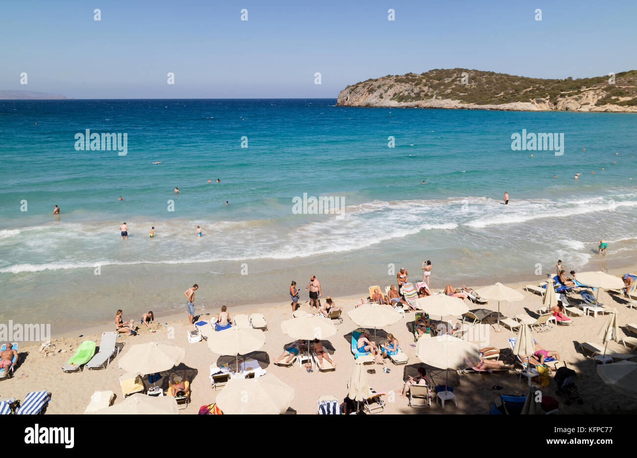 Plage de Voulisma au sud d'Agios Nikolaos, Crète, Grèce. Vacanciers sur les sables dorés. Octobre 2017 Banque D'Images