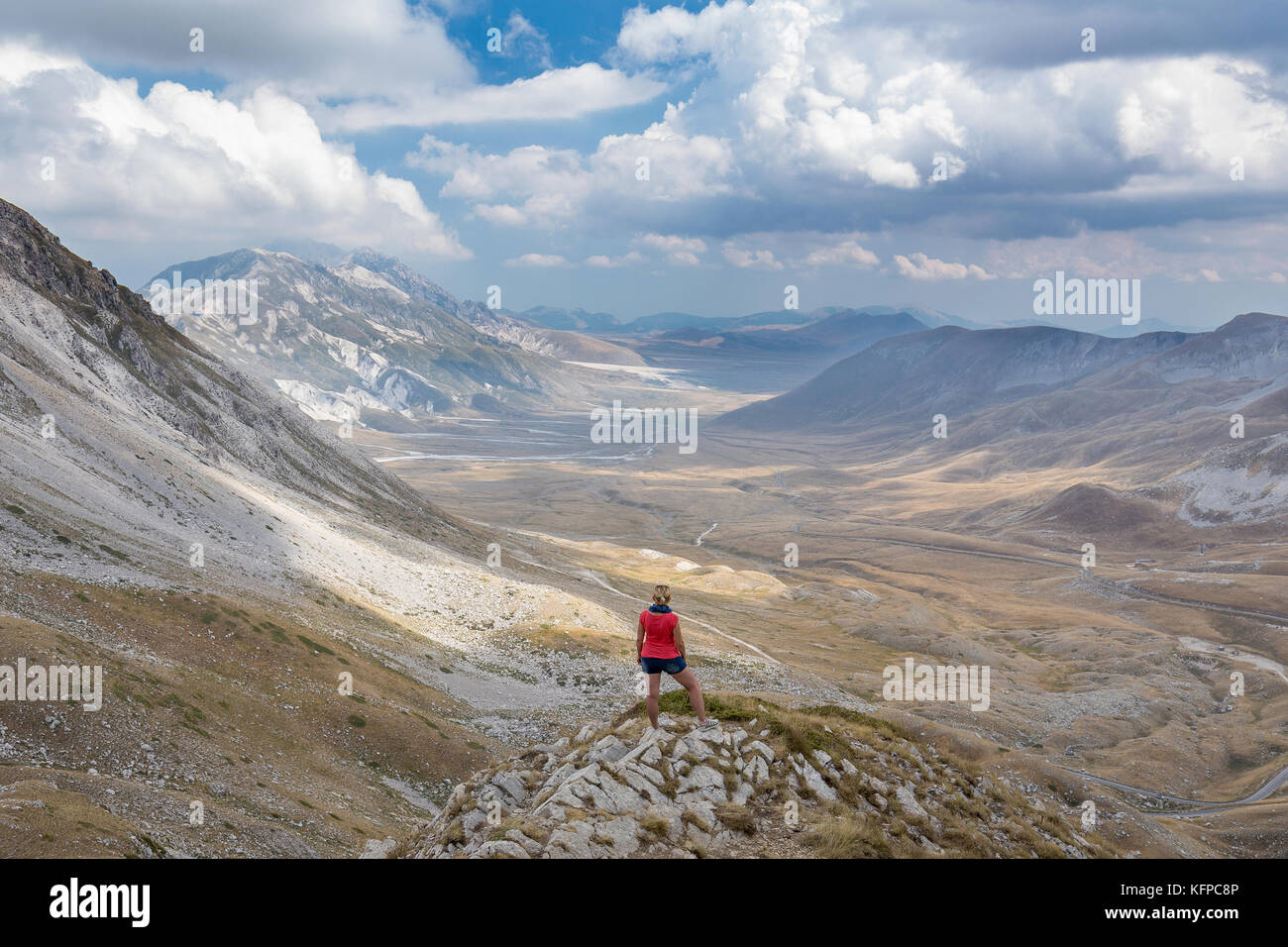 Femme séjournant à rock et regarder la puissance de la nature dans les montagnes du parc national du Gran Sasso, Abruzzo, italie Banque D'Images