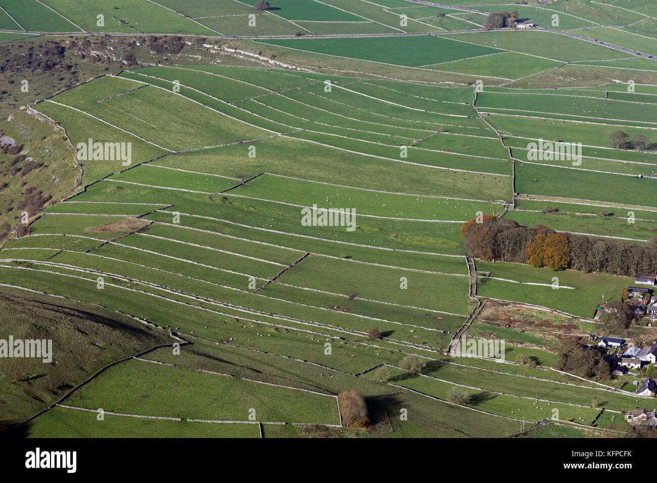 Vue aérienne des terres agricoles avec des murs en pierre sèche dans le Peak District, Angleterre Banque D'Images