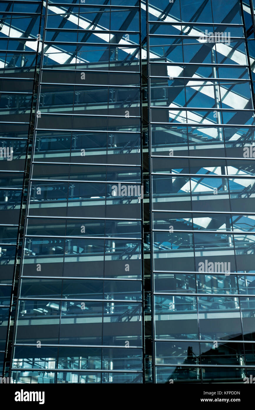 Un bâtiment moderne de verre et d'acier Banque D'Images