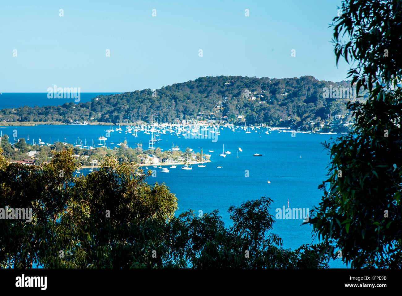 Vue panoramique vue de jour de West Head lookout à pittwater, Australie. panorama pittoresque sur l'océan, voiliers et yachts à Sydney plages du nord. Banque D'Images