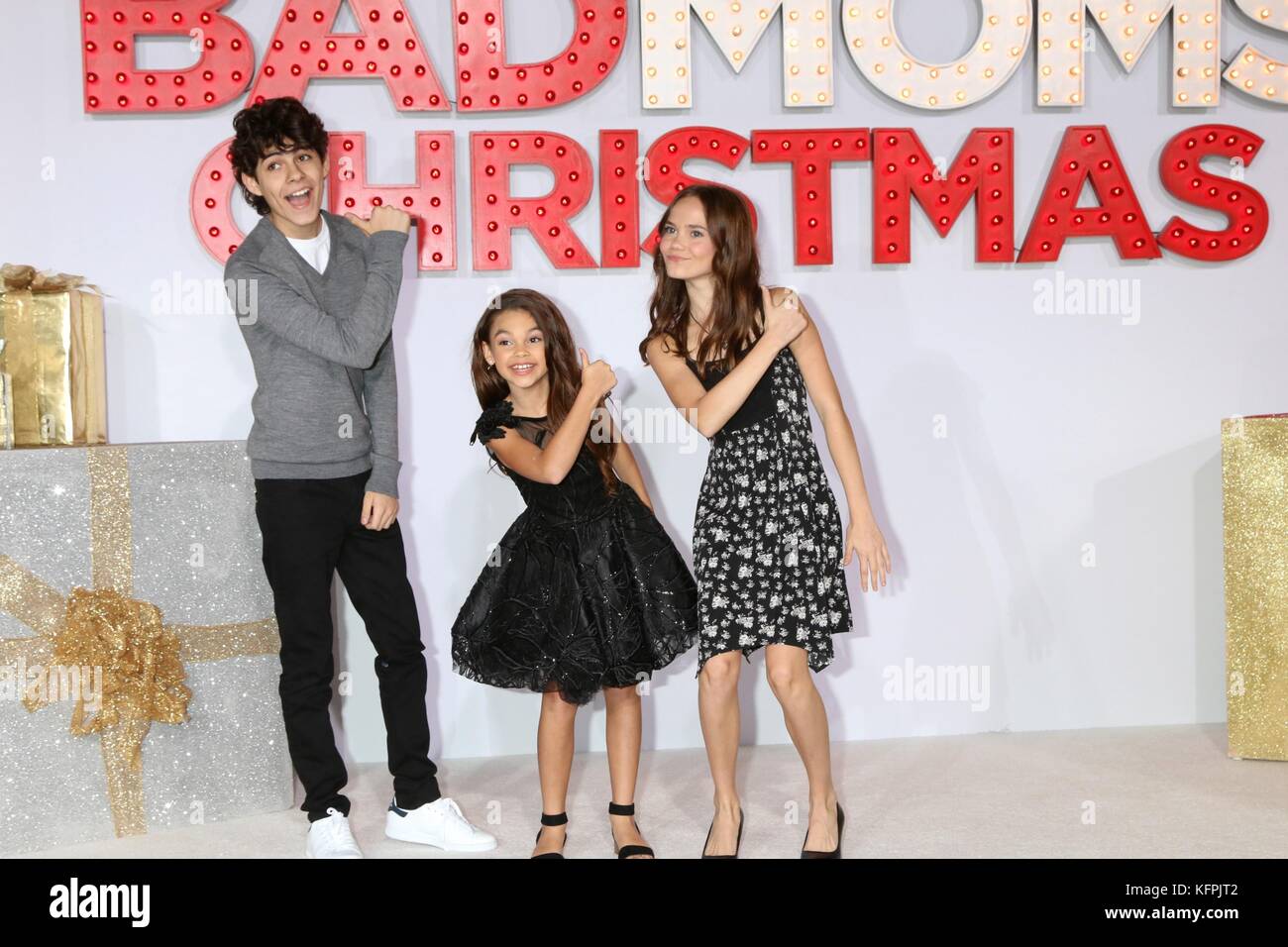 Los Angeles, CALIFORNIE, États-Unis. 30 octobre 2017. Emjay Anthony, Ariana Greenblatt, Oona Laurence à Arrivals for A BAD MAMS CHRISTMAS Premiere, Regency Westwood Village Theatre, Los Angeles, CA 30 octobre 2017. Crédit : Everett Collection Inc/Alamy Live News Banque D'Images