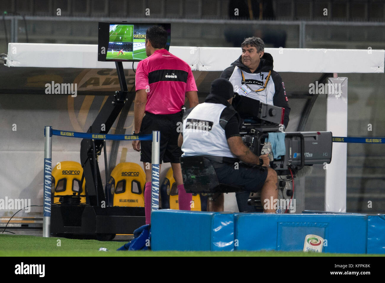 Vérone, Italie. 30 octobre 2017. Claudio Gavillucci (arbitre) Football/Football : arbitre Claudio Gavillucci vérifie le VAR (arbitre assistant vidéo) lors du match italien de Serie A entre le Hellas Verona 1-2 Inter Milan au Stadio Marc'Antonio Bentegodi à Vérone, Italie . Crédit : Maurizio Borsari/AFLO/Alamy Live News Banque D'Images