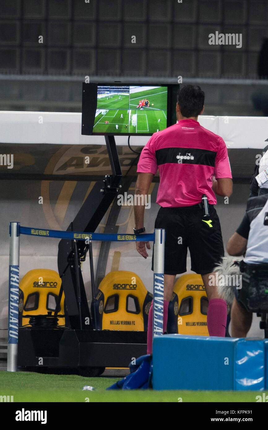 Vérone, Italie. 30 octobre 2017. Claudio Gavillucci (arbitre) Football/Football : arbitre Claudio Gavillucci vérifie le VAR (arbitre assistant vidéo) lors du match italien de Serie A entre le Hellas Verona 1-2 Inter Milan au Stadio Marc'Antonio Bentegodi à Vérone, Italie . Crédit : Maurizio Borsari/AFLO/Alamy Live News Banque D'Images