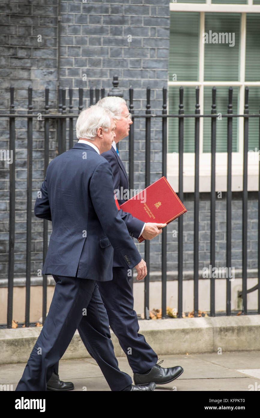Londres, Royaume-Uni. 31 octobre, 2017. sir Michael Faloon, le secrétaire à la défense et David Davis, Secrétaire brexit quitte une réunion du cabinet au 10 Downing street., david davis, brexit crédit : Ian Davidson/Alamy live news Banque D'Images