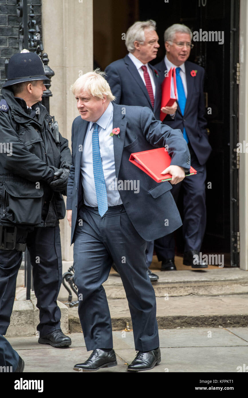 Londres, Royaume-Uni. 31 octobre, 2017. Boris Johnson, secrétaire foregin, quitte une réunion du cabinet au 10 Downing street., david davis, brexit secrétaire et sir Michael FALLON, secrétaire de la défense en arrière-plan crédit : Ian Davidson/Alamy live news Banque D'Images