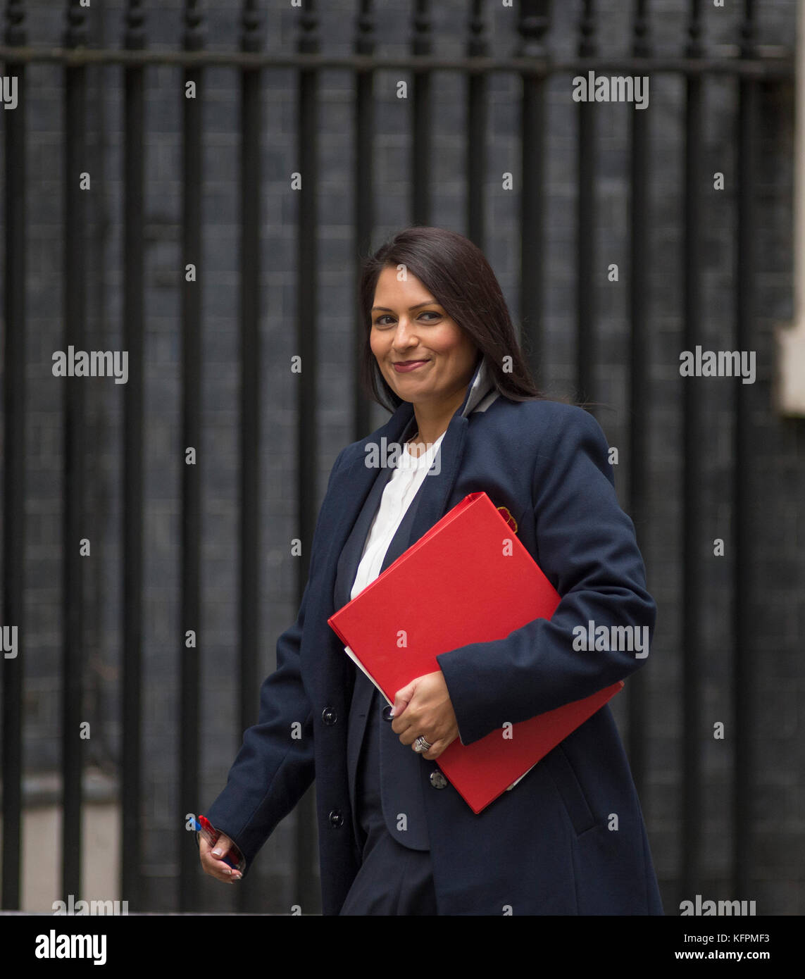 Downing Street, Londres, Royaume-Uni. 31 octobre 2017. Priti Patel, secrétaire d'État au développement international, arrive à Downing Street un matin gris d'automne pour la réunion du cabinet. En novembre 2017, elle a démissionné de son poste de secrétaire d'État au développement international à la suite de divulgations dans les journaux. Crédit : Malcolm Park/Alay Live News. Banque D'Images Downing Street, Londres, Royaume-Uni. 31 octobre 2017. Priti Patel, secrétaire d'État au développement international, arrive à Downing Street un matin gris d'automne pour la réunion du cabinet. En novembre 2017, elle a démissionné de son poste de secrétaire d'État au développement international à la suite de divulgations dans les journaux. Crédit : Malcolm Park/Alay Live News. Banque D'Images
