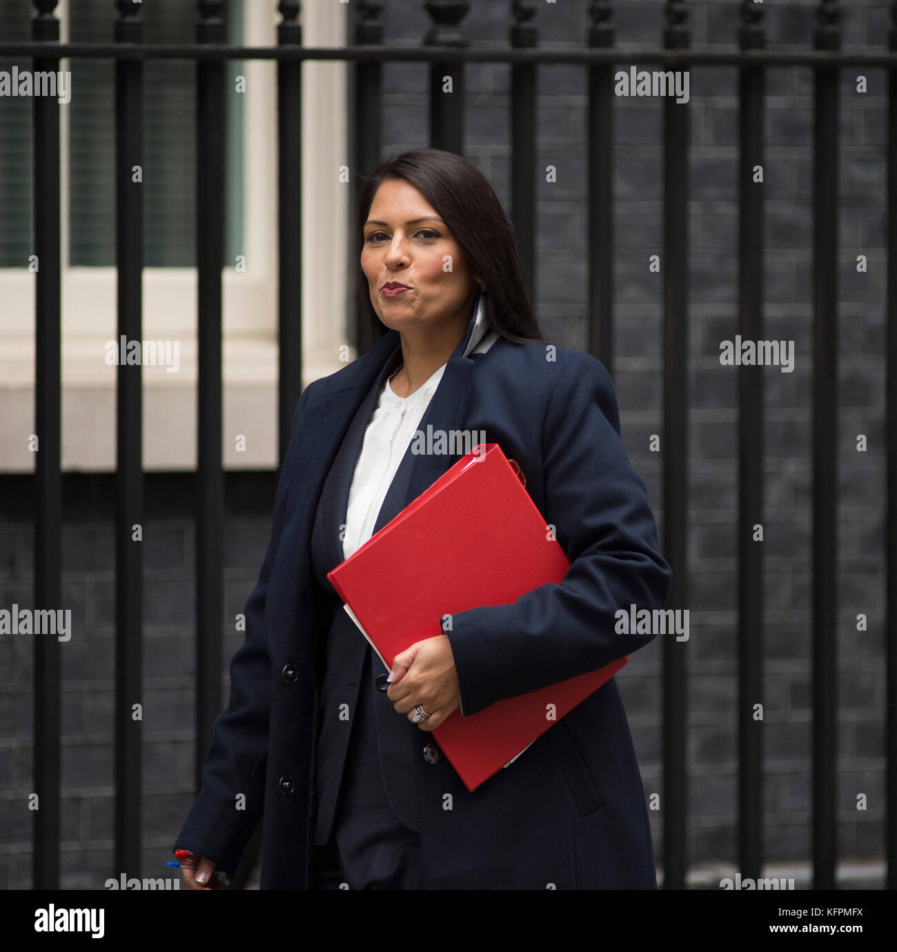 Downing Street, Londres, Royaume-Uni. 31 octobre 2017. Priti Patel, secrétaire d'État au développement international, arrive à Downing Street un matin gris d'automne pour la réunion du cabinet. En novembre 2017, elle a démissionné de son poste de secrétaire d'État au développement international à la suite de divulgations dans les journaux. Crédit : Malcolm Park/Alay Live News. Banque D'Images Downing Street, Londres, Royaume-Uni. 31 octobre 2017. Priti Patel, secrétaire d'État au développement international, arrive à Downing Street un matin gris d'automne pour la réunion du cabinet. En novembre 2017, elle a démissionné de son poste de secrétaire d'État au développement international à la suite de divulgations dans les journaux. Crédit : Malcolm Park/Alay Live News. Banque D'Images