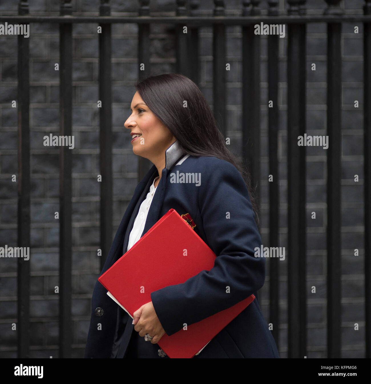 Downing Street, Londres, Royaume-Uni. 31 octobre 2017. Priti Patel, secrétaire d'État au développement international, arrive à Downing Street un matin gris d'automne pour la réunion du cabinet. En novembre 2017, elle a démissionné de son poste de secrétaire d'État au développement international à la suite de divulgations dans les journaux. Crédit : Malcolm Park/Alay Live News. Banque D'Images Downing Street, Londres, Royaume-Uni. 31 octobre 2017. Priti Patel, secrétaire d'État au développement international, arrive à Downing Street un matin gris d'automne pour la réunion du cabinet. En novembre 2017, elle a démissionné de son poste de secrétaire d'État au développement international à la suite de divulgations dans les journaux. Crédit : Malcolm Park/Alay Live News. Banque D'Images