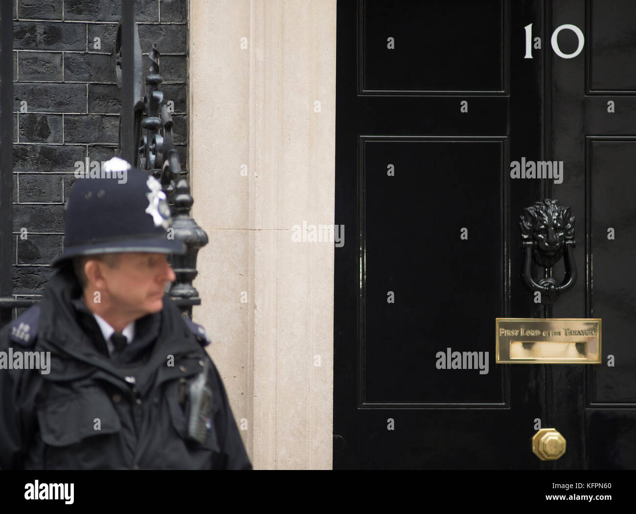 Downing Street, Londres, Royaume-Uni. 31 octobre 2017. Les ministres quittent le 10 Downing Street un matin gris d'automne après la réunion du cabinet. Crédit : Malcolm Park/Alay Live News. Banque D'Images