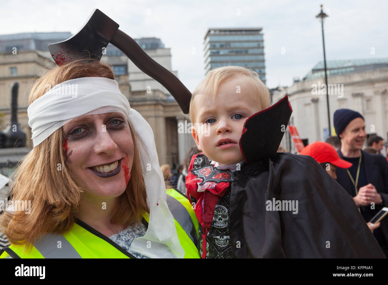 Londres, Royaume-Uni. 31 octobre, 2017. une démonstration étape militants déguisés en momies (égyptien) à l'appui de plus de droits pour les mamans de travail. En commençant par un rassemblement à la colonne Nelson, puis marcher sur la place du parlement où ils ont l'intention de présenter aux députés 5 Revendications de changement. Soeur marches ont lieu à Belfast, Cardiff, Glasgow, Newcastle et Manchester. crédit : Steve parkins/Alamy live news Banque D'Images