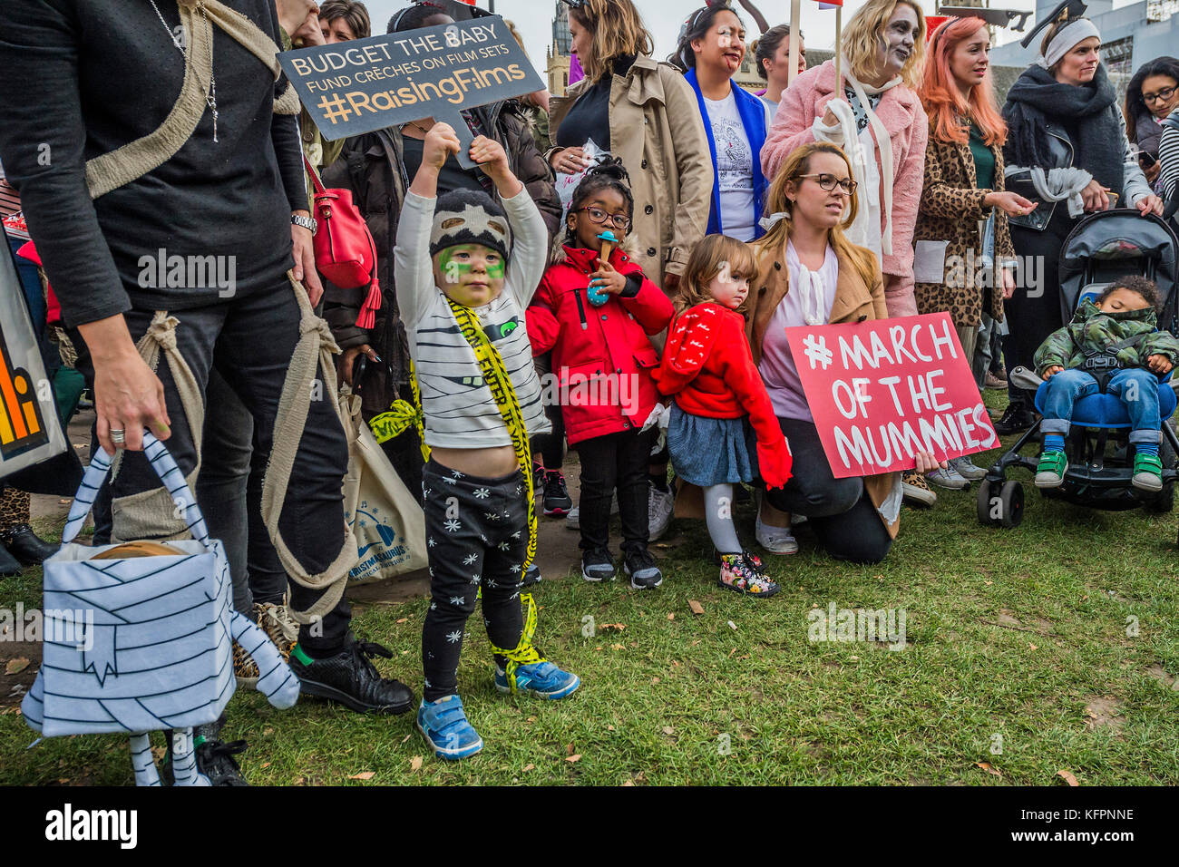 Londres, Royaume-Uni. 31 octobre, 2017. En arrivant à la place du Parlement pour les discours - La Marche des momies organisé par les femmes enceintes puis vissé pour mettre en évidence la discrimination en milieu de travail contre les femmes qui ont des enfants. Crédit : Guy Bell/Alamy Live News Banque D'Images