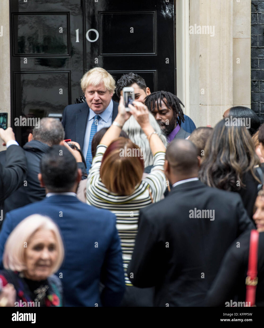 Londres, Royaume-Uni. 31 octobre, 2017. La fierté de la Grande-Bretagne Award winners/24 au 10 Downing street, Boris Johnson, ministre des affaires étrangères, pose avec les lauréats de Downing Street crédit : Ian Davidson/Alamy live news Banque D'Images