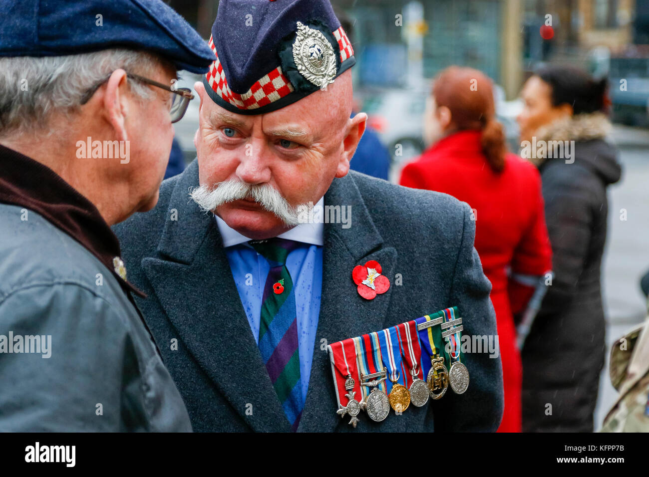 Glasgow, Royaume-Uni. 31 octobre, 2017. En cas de pluie, un certain nombre de hauts dignitaires politiques du personnel militaire, y compris l'ISOÈTE EVA, le prévôt de Glasgow et un certain nombre d'anciens militaires, hommes et femmes prévu couronnes de coquelicots à l'ouverture officielle du Jardin du souvenir à George Square, Glasgow : Crédit Findlay/Alamy Live News Banque D'Images