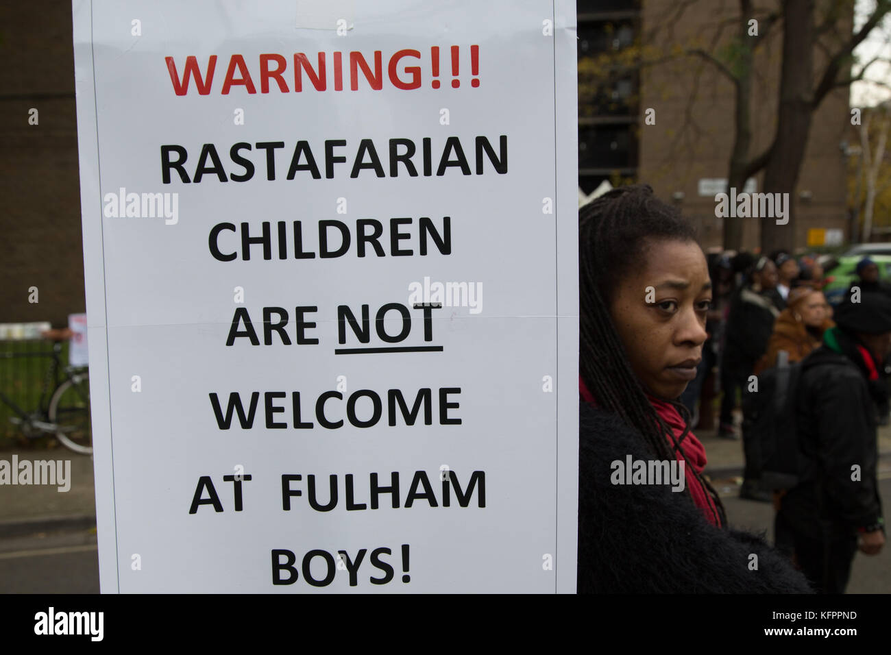 Londres, Royaume-Uni. 31 octobre, 2017. Les manifestants avec des pancartes à l'extérieur de l'école de garçons la Fulhams qui exigeait une Rasta boy, Chikayzea la Flandre, 12 coupé ses dreadlocks. Credit : Thabo Jaiyesimi/Alamy Live News Banque D'Images