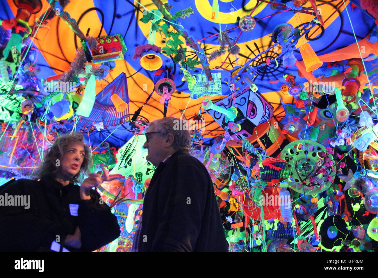 New York, États-Unis. 31 octobre 2017. Visiteurs à une avant-première de l'exposition 'Club 57 : film, performance et art dans l'East Village 1978-1983' dans le sous-sol du Museum of Modern Art (MoMA) à New York, États-Unis, 31 octobre 2017. Le légendaire Club 57 de New York a fermé il y a environ 35 ans. Crédit : Christina Horsten/dpa/Alamy Live News Banque D'Images