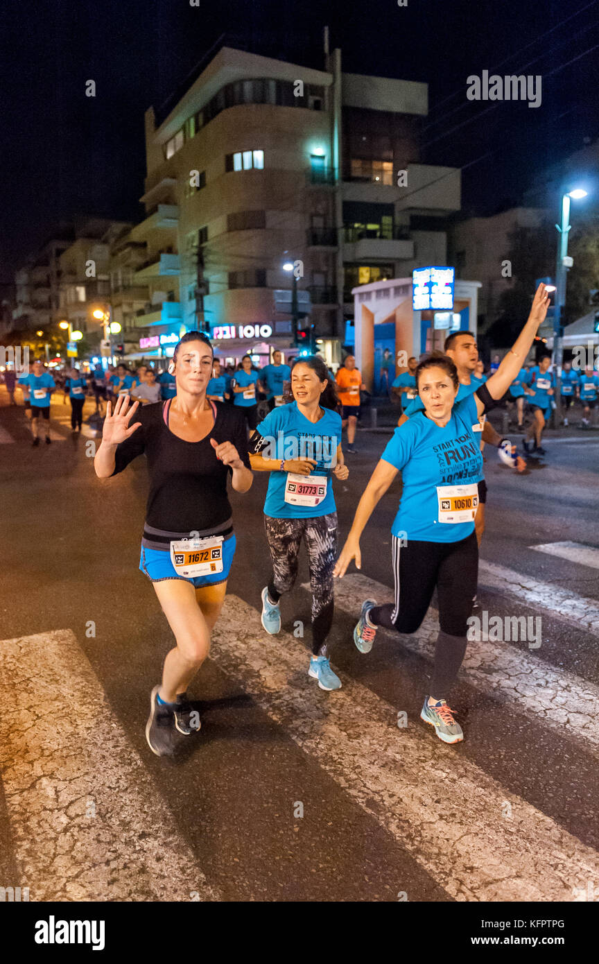 Tel Aviv Yafo, Israël. 31 octobre, 2017. Israël, Tel Aviv - 31 octobre 2017 : Nuit exécuter Tel Aviv 31.10.2017. Tel Aviv nuit Run est une course de 10 km pour les femmes, hommes, enfants de plus de 14 ans. Cet événement est organisé une fois par an. Crédit : Michael Jacobs/Alamy Live News Banque D'Images