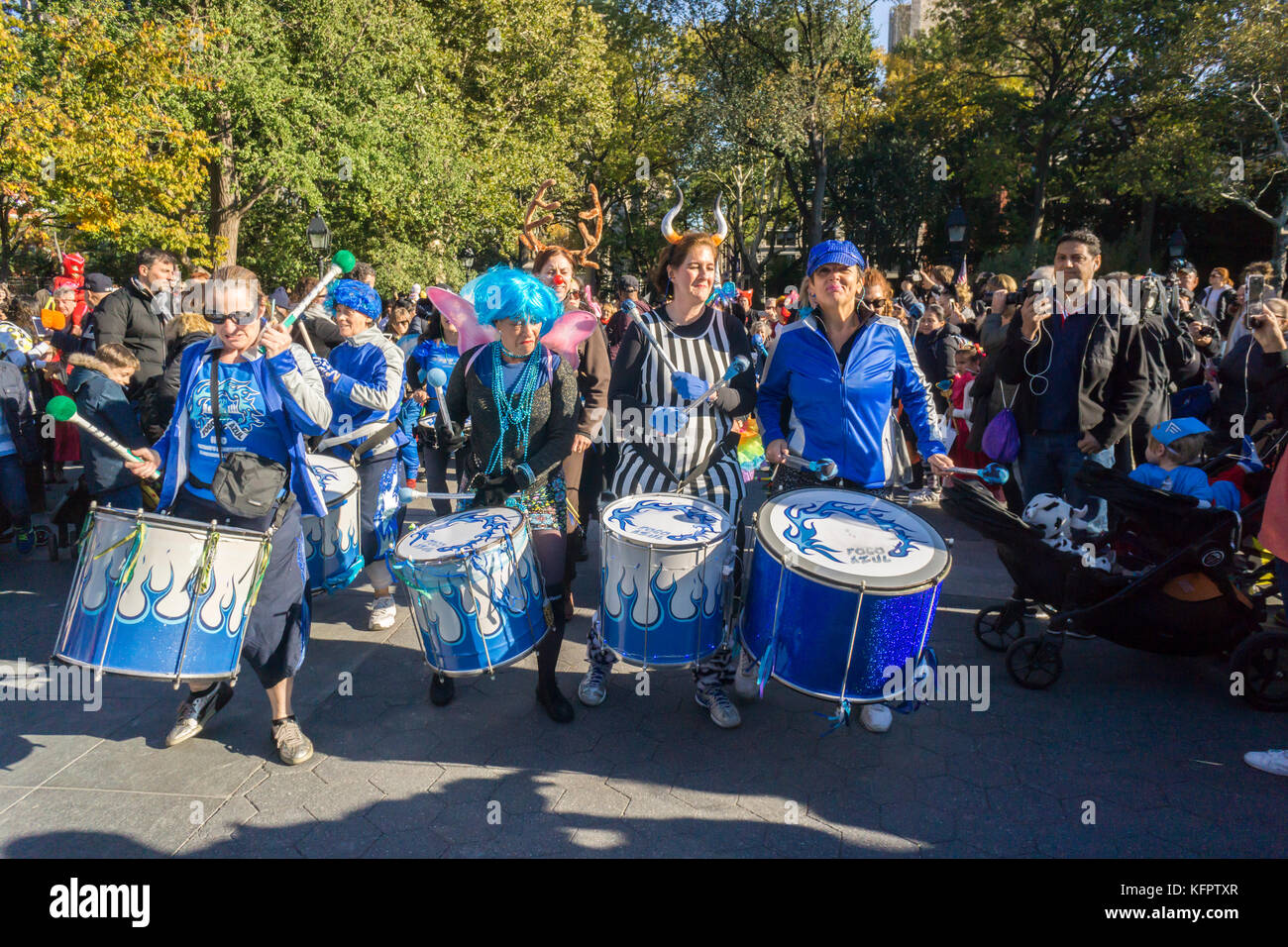 New York, USA. 31 octobre, 2017 femmes bande samba. fogoazul à Washington Square Park à Greenwich Village à New York le mardi, Octobre 31, 2017 La 27e assemblée annuelle entraîne pour l'halloween parade. l'enfant et à la famille annuel friendly parade rassemble dans le parc de la fontaine et des marches autour du parc.. (© richard b. levine) crédit : Richard levine/Alamy live news Banque D'Images