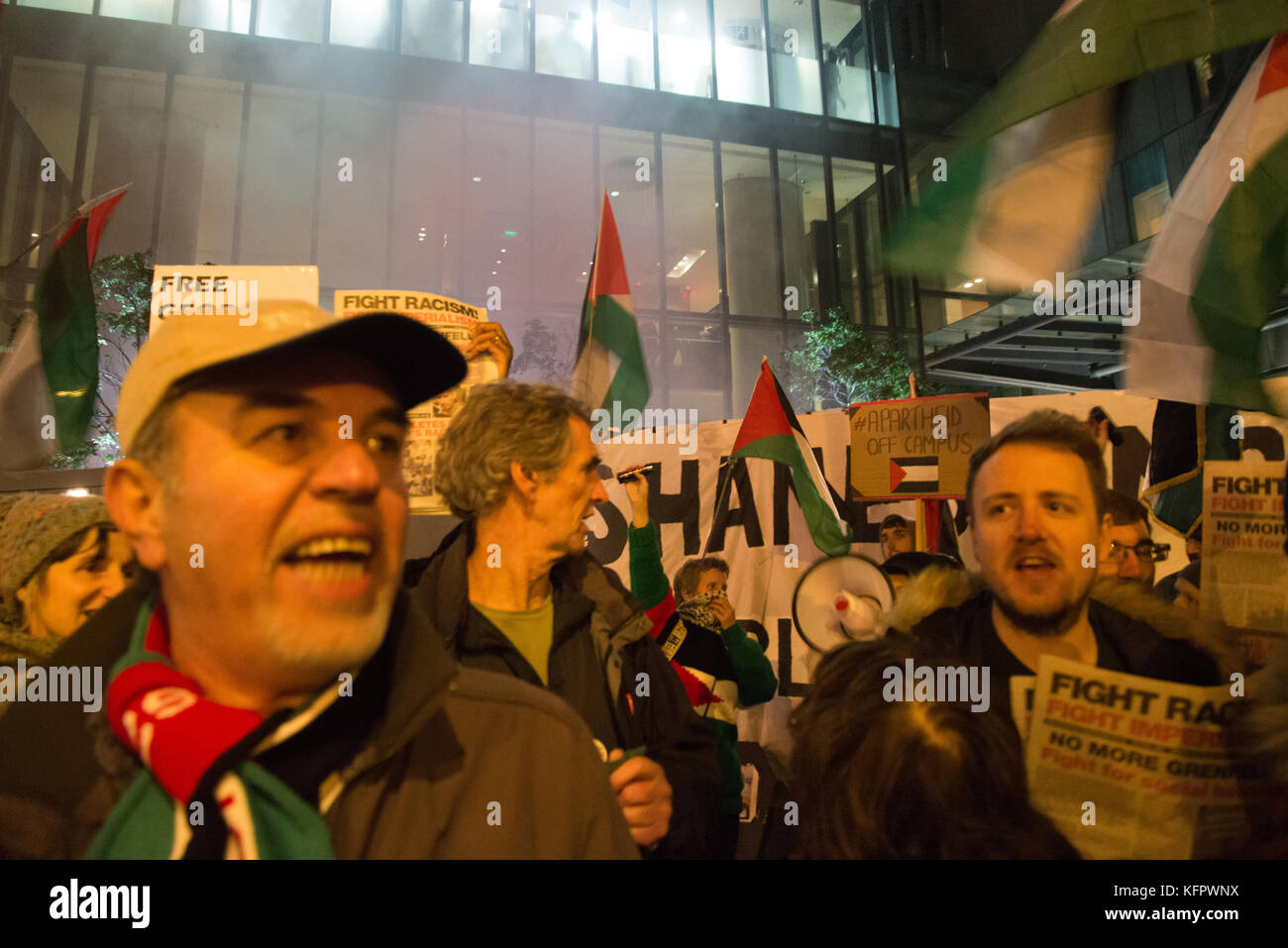 Manchester, UK. 31 octobre, 2017. Les personnes participent à une manifestation pour commémorer 100 ans depuis la Déclaration Balfour à Manchester, Royaume-Uni le mardi, Octobre 31, 2017. La Déclaration Balfour a conduit à la création de l'État israélien contemporain et a été célébrée, également à Manchester, à un événement distinct. Credit : Jonathan Nicholson/Alamy Live News Banque D'Images