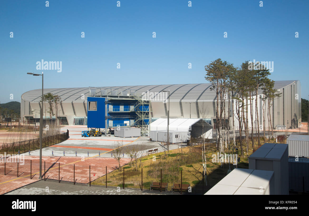 Gangneung Oval, 30 octobre 2017 : Gangneung Oval pour le patinage de vitesse dans le parc olympique de Gangneung des Jeux Olympiques d'hiver de 2018 à PyeongChang est vu à Gangneung, à l'est de Séoul, en Corée du Sud. Les Jeux olympiques d'hiver de 23rd auront lieu pendant 17 jours à partir de 9 février - 25, 2018. Les cérémonies d'ouverture et de clôture et la plupart des sports de neige auront lieu dans le comté de PyeongChang. Le comté de Jeongseon accueillera des événements de vitesse alpine et des sports de glace auront lieu dans la ville côtière de Gangneung. Credit: Lee Jae-won/AFLO/Alay Live News Banque D'Images