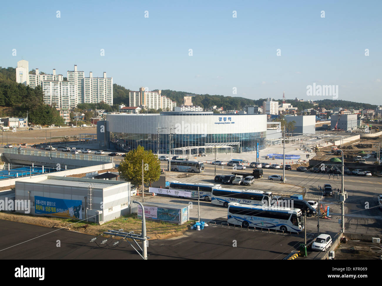 Gare de Gangneung, 30 octobre 2017 : la gare de Gangneung pour le KTX (Korea train Express) ou le système ferroviaire à grande vitesse, est en construction à Gangneung, à l'est de Séoul, en Corée du Sud. La ligne Gangneung KTX reliera l'aéroport international d'Incheon à Gangneung. Les Jeux olympiques d'hiver de PyeongChang 2018 se dérouleront pendant 17 jours du 9 au 25 février 2018. Les cérémonies d'ouverture et de clôture et la plupart des sports de neige auront lieu dans le comté de PyeongChang. Le comté de Jeongseon accueillera des épreuves de vitesse alpine et des sports de glace auront lieu dans la ville côtière de Gangneung. Crédit : Lee Jae-won/AFLO/Alamy Live News Banque D'Images