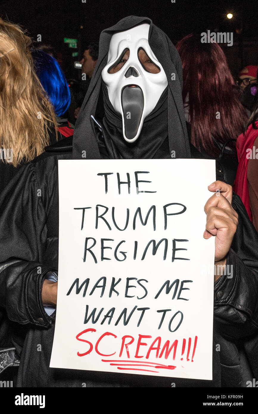 New York, États-Unis. 31 octobre 2017. Les révédeurs portent un costume de visage effrayant tout en tenant un signe en lisant "Le Régime Trump (président américain Donald) me fait vouloir Scream!" pendant la parade d'Halloween de Greenwich Village. Crédit: Enrique Shore/Alay Live News Banque D'Images