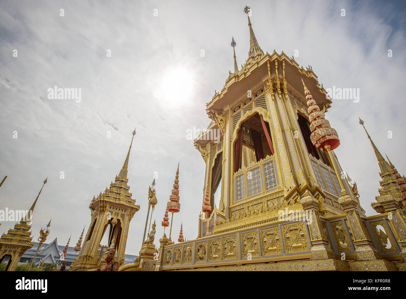 Bangkok, Thaïlande. 1er novembre 2017. Une vue générale du crématorium royal lors de la cérémonie d'ouverture visite un jour avant l'ouverture générale au public. Le site du crématorium royal sera ouvert au public pendant un mois avant son démantèlement car la Thaïlande a dépensé 90 millions de dollars américains pour construire le crématorium royal et préparer les funérailles royales du défunt roi thaïlandais Bhumibol Adulyadej (Rama IX). Crédit : ZUMA Press, Inc/Alamy Live News Banque D'Images