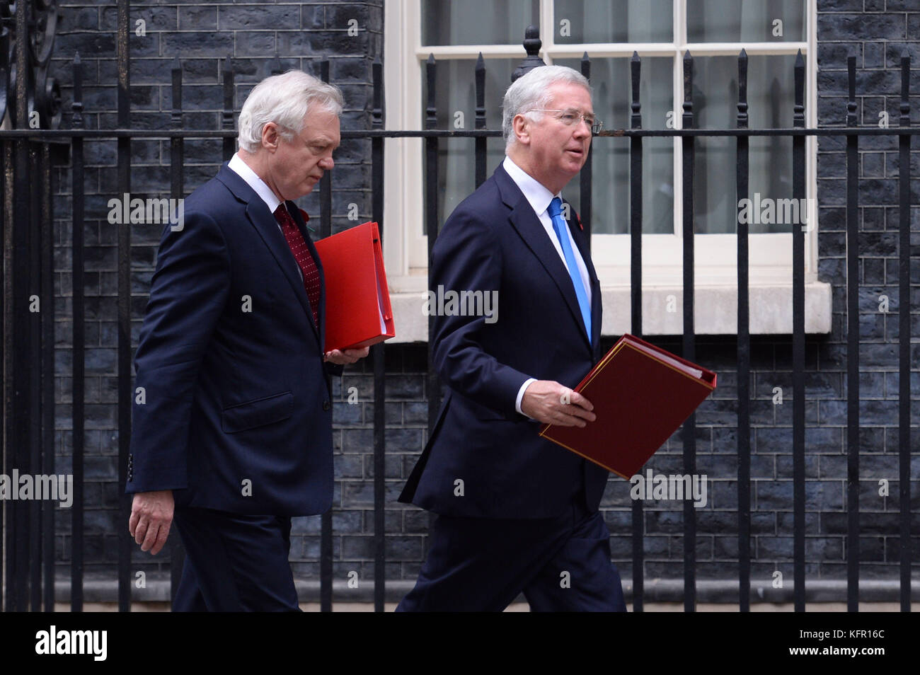 Le secrétaire du Brexit David Davis (à gauche) et le secrétaire à la Défense Sir Michael Fallon quittent Downing Street, Londres, à la suite d'une réunion du Cabinet. Banque D'Images