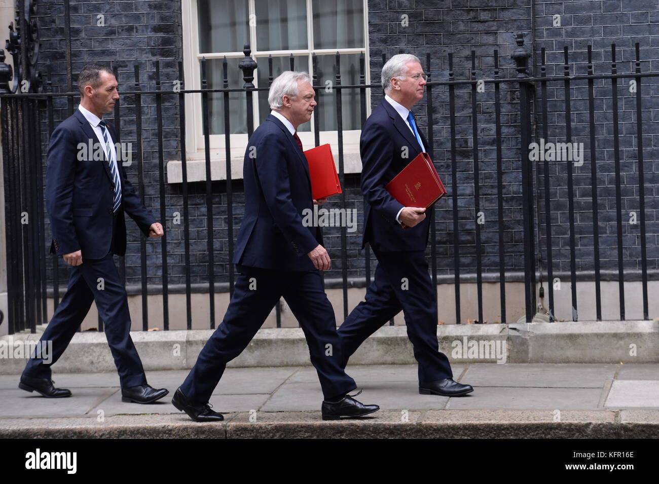 Le secrétaire du Brexit David Davis (au centre) et le secrétaire à la Défense Sir Michael Fallon (à droite) quittent Downing Street, Londres, après une réunion du Cabinet. Banque D'Images