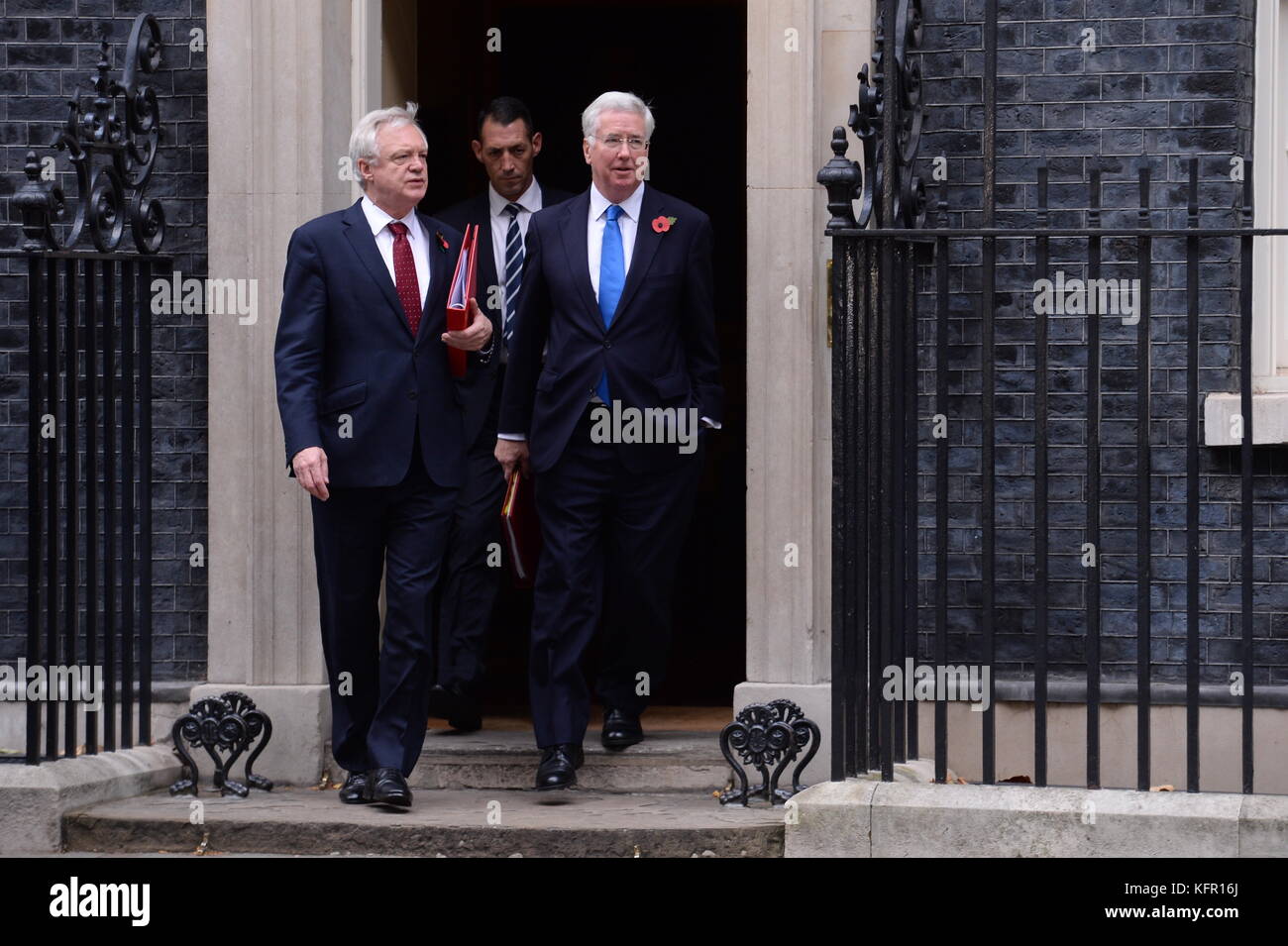 Le secrétaire du Brexit David Davis (à gauche) et le secrétaire à la Défense Sir Michael Fallon quittent Downing Street, Londres, à la suite d'une réunion du Cabinet. Banque D'Images