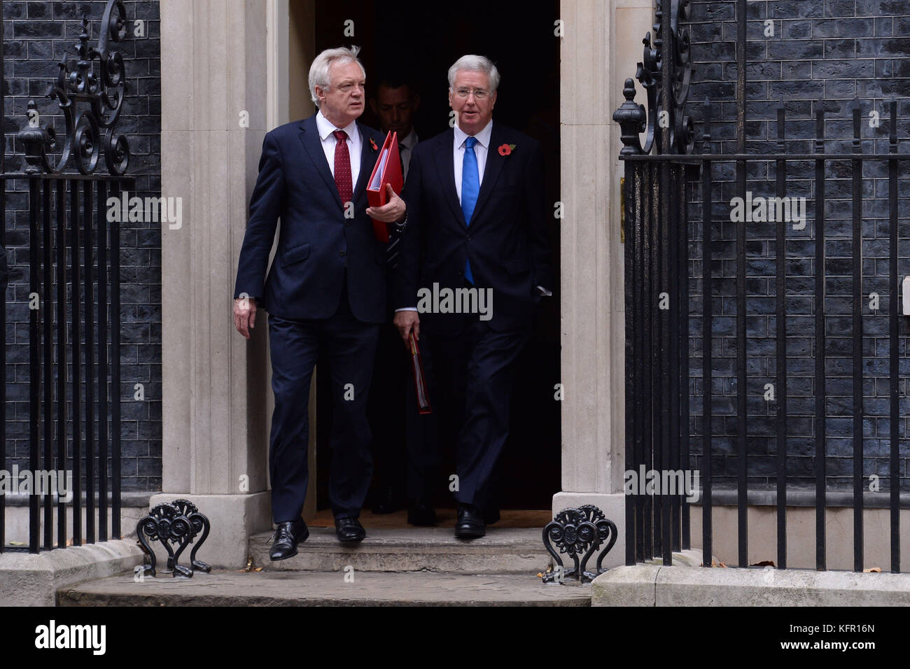 Le secrétaire du Brexit David Davis (à gauche) et le secrétaire à la Défense Sir Michael Fallon quittent Downing Street, Londres, à la suite d'une réunion du Cabinet. Banque D'Images
